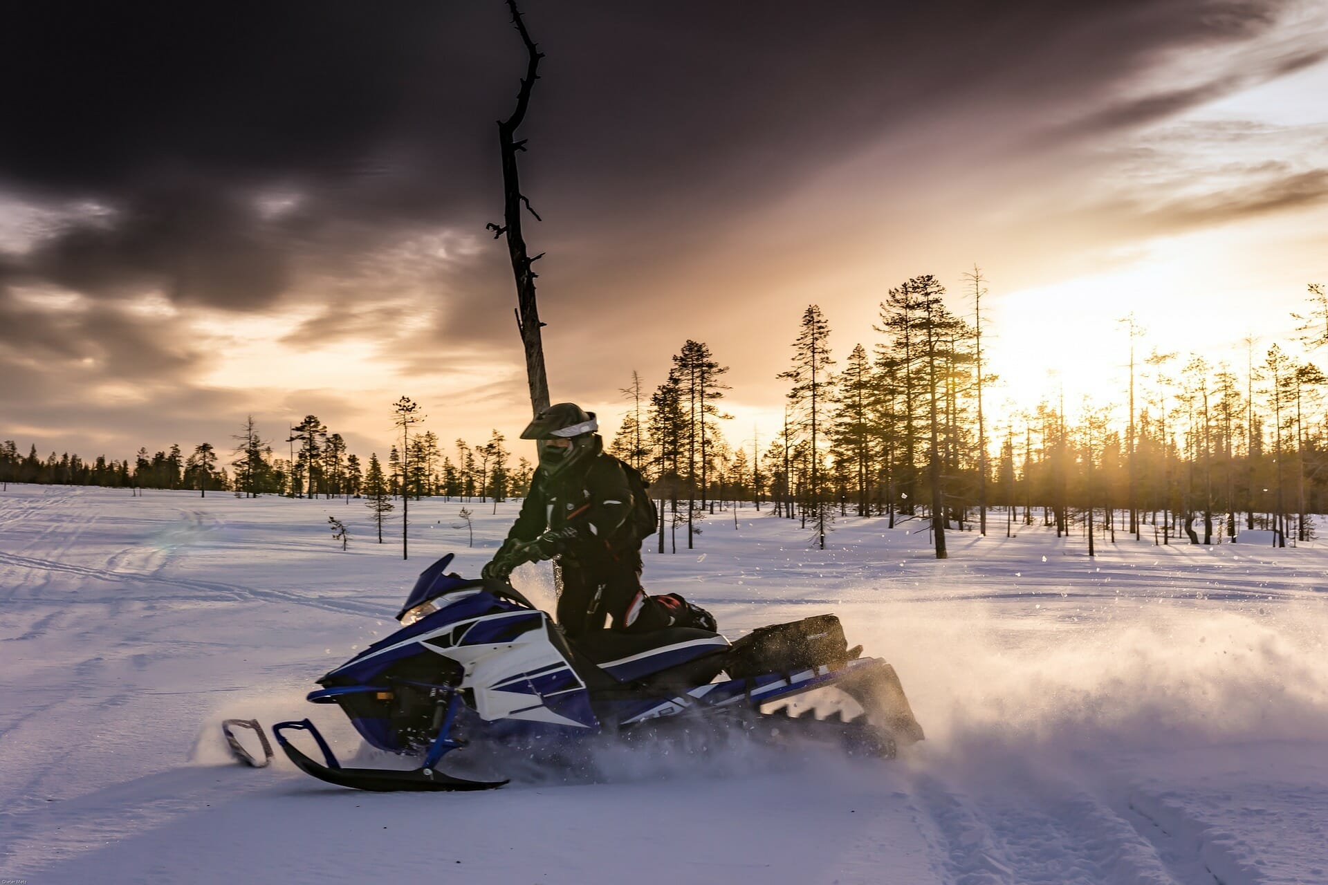 Comment s'habiller en Laponie : activité de motoneige