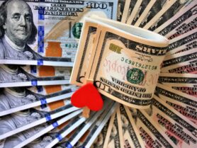 Voyager pas cher aux Etats-Unis : liasse de dolars