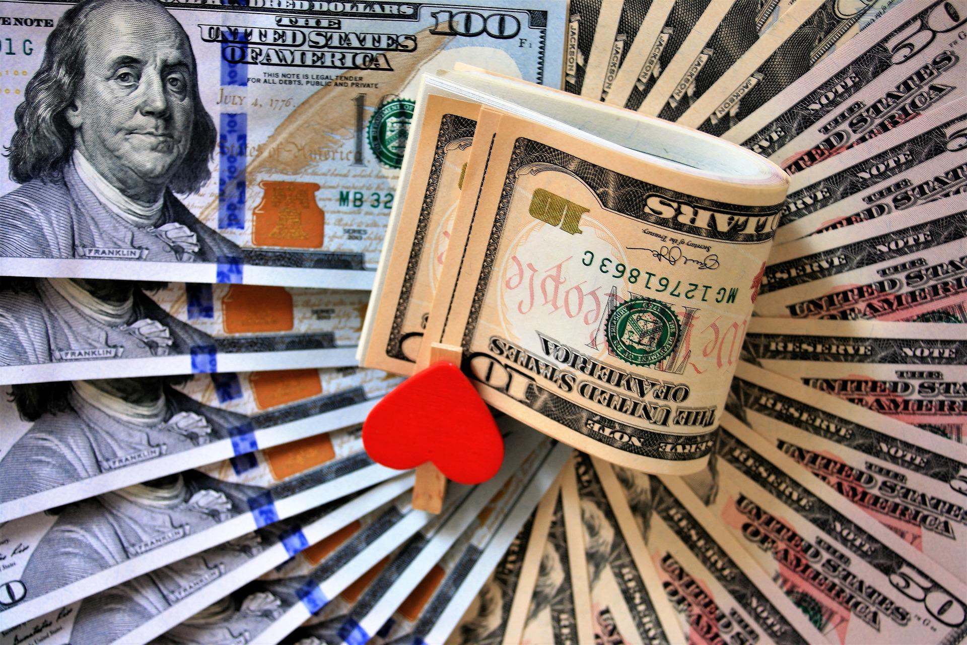 Voyager pas cher aux Etats-Unis : liasse de dolars