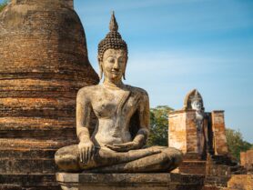 Bouddha jambes croisées en Thailande à Ayutthaya, ancienne capitale du pays.