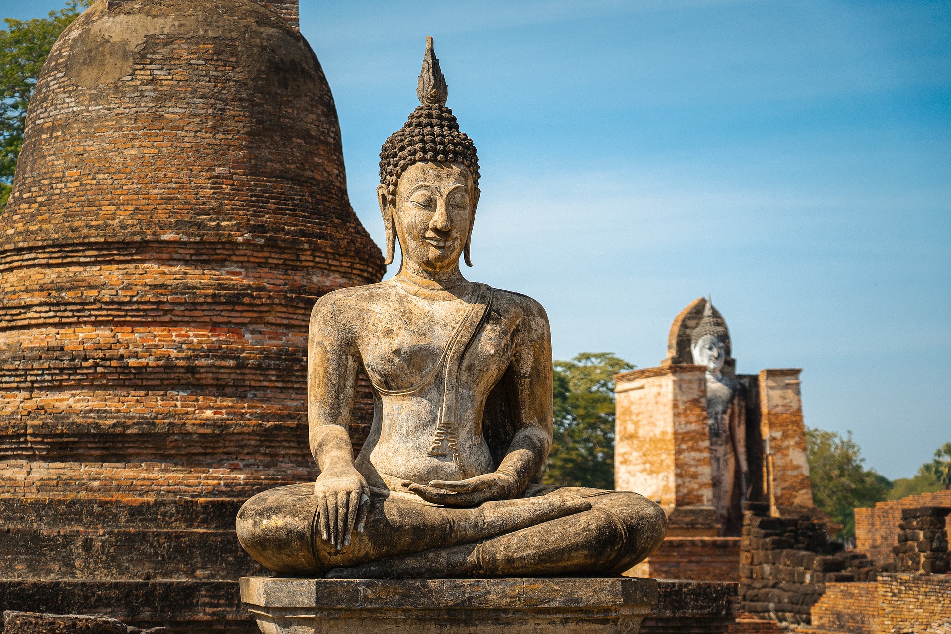 Bouddha jambes croisées en Thailande à Ayutthaya, ancienne capitale du pays.