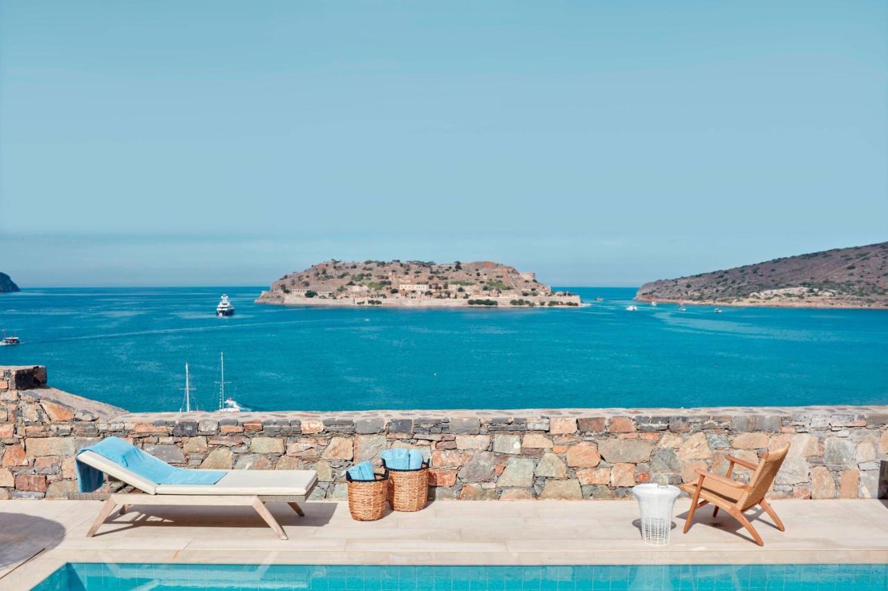 Le Blue Palace, a Luxury Collection Resort and Spa est situé sur la côte nord-est de la Crète, offrant une vue imprenable sur la mer Égée et l'île de Spinalonga.