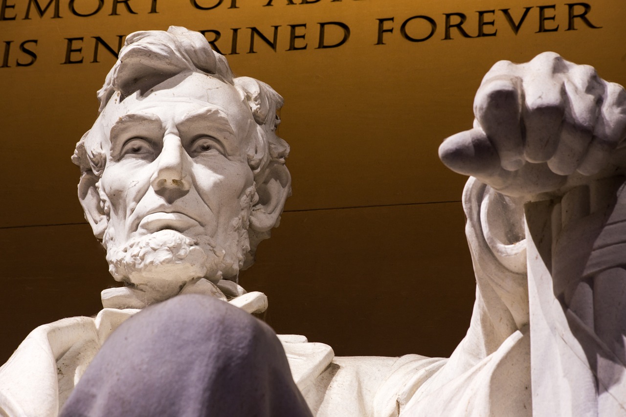 Si vous êtes de passage à Washington DC, une visite au Lincoln Memorial est un incontournable. Érigé en hommage au 16ème président des États-Unis, Abraham Lincoln, ce monument est un symbole important de l'histoire américaine et une merveille architecturale à ne pas manquer.