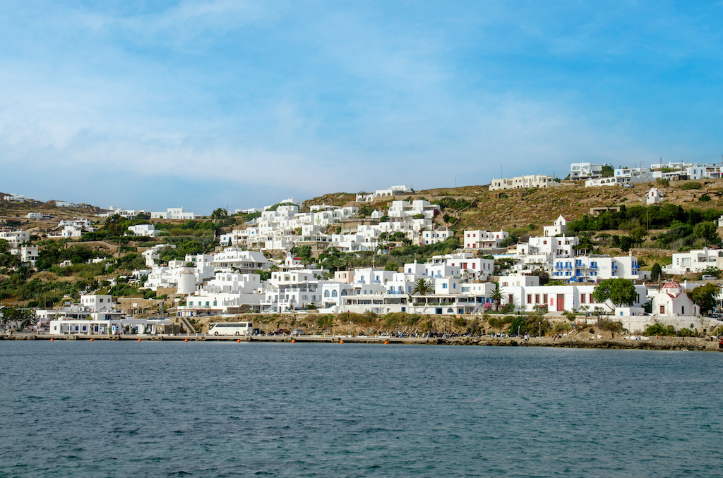 En 4 heures, vous aurez suffisamment de temps pour explorer les principaux sites et en apprendre davantage sur l'histoire fascinante de Delos. De retour sur Mykonos, vous pourrez vous détendre et profiter de la plage de Megali Ammos ou de la plage d'Agios Ioannis pour le reste de la journée. Visite et détente, les maîtres mots de votre voyage !