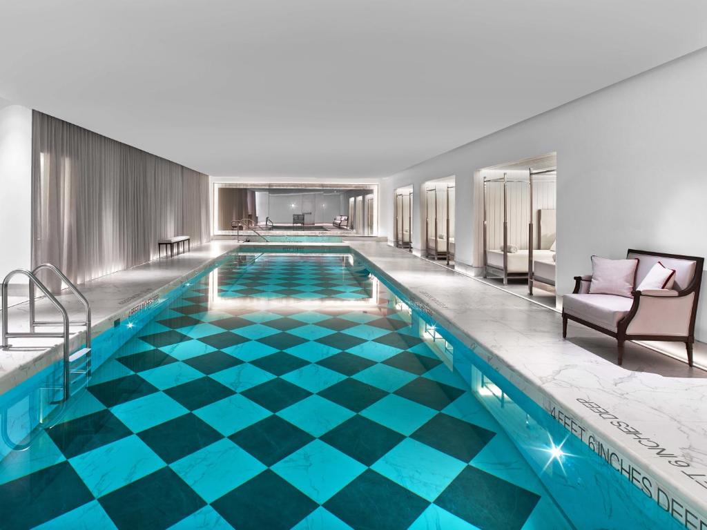 Quel hôtel à New York : piscine de l'hôtel baccarat à new york city