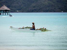 Combien de temps rester en Polynésie : pirogue bora bora